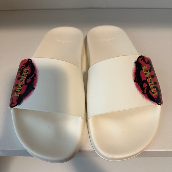 Versace graffiti Medusa-print slides - Picture 1 of 8